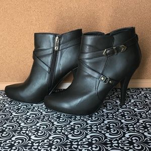 Guess leather booties !!